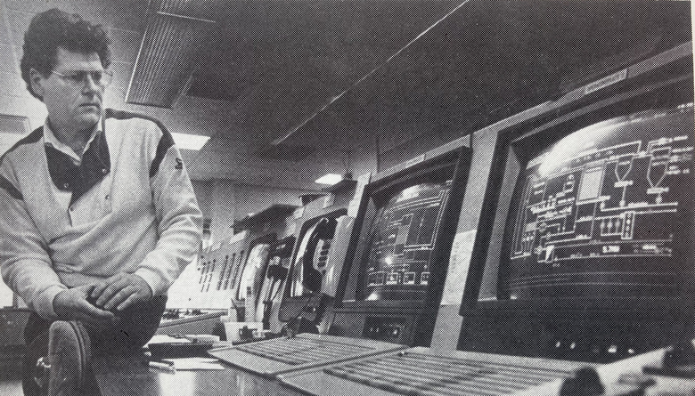 1986 sitter energiverkschefen Bejron Lundstedt framför skärmarna i kontrollrummet på fjärrvärmeverket. 